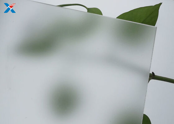 明確な曇らされたアクリル シートは3mmのルーサイトPMMAの無光沢のパネルを特定のサイズにカットした